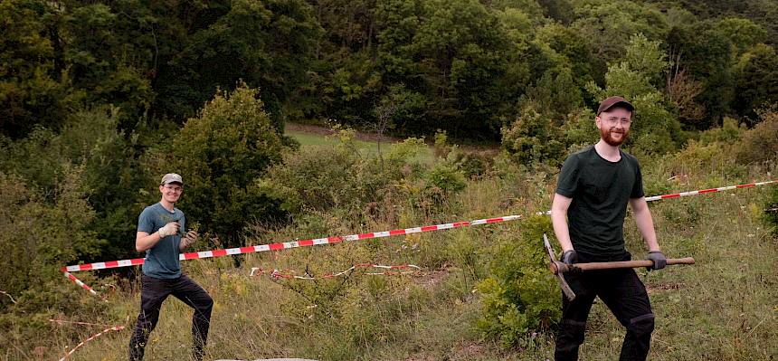 Zahlreiche kleine Gebüsche wie Liguster und Blutroter Hartriegel werden aus dem Trockenrasen herausgehackt. © FdPH/J.F. Fischer