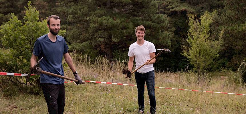 Liguster und Hartriegel werden mitsamt der Wurzeln ausgehackt. © FdPH/J.F. Fischer
