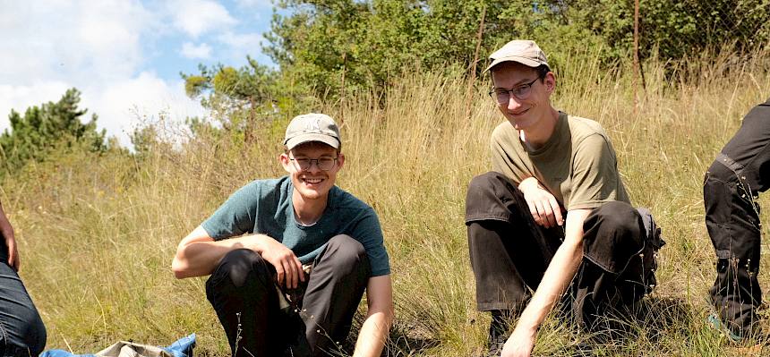 Bei der Trockenrasenpflege am Federgras-Hang wird... © FdPH/J.F. Fischer