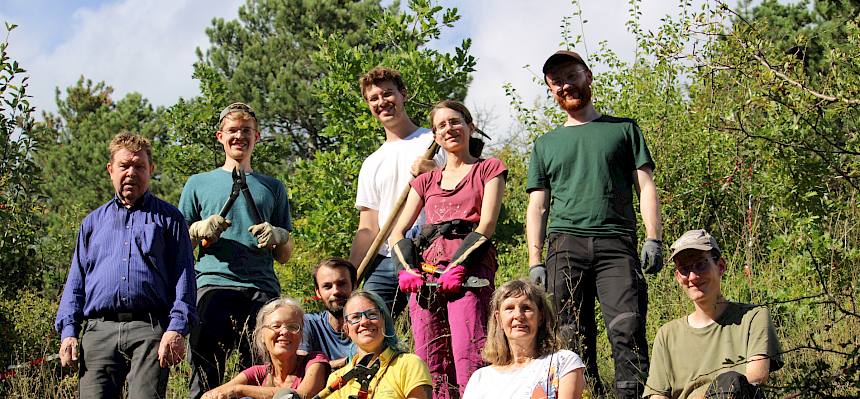 Helfer:innen bei der Heidepflegewoche am Montag Nachmittag am Südhang der Kleinen Heide © FdPH/F. Hohn
