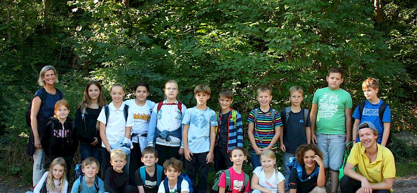 Schüler:innen der 4c der VS Sebastian-Kneippgasse bei der Heidepflegewoche © FdPH/A. Mrkvicka