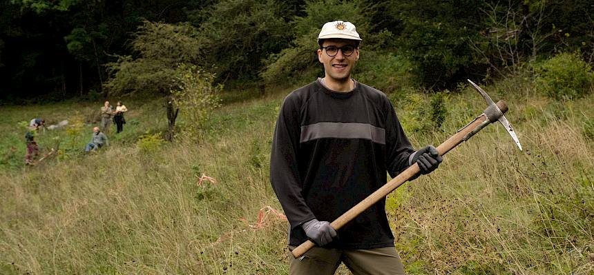 Jeder Helfer mit Krampen mehr, bedeutet am Ende des Pflegetermins ein paar Laufmeter Waldrand ohne Liguster. © FdPH/J.F. Fischer