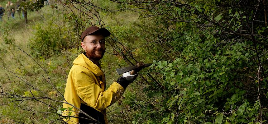 Arbeit im Gebüsch: Liguster wurzelt zuerst im Schatten der anderen Gehölze und legt dann seine Triebe in Richtung Trockenrasen, wo sie wieder anwurzeln. © FdPH/J.F. Fischer