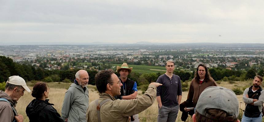 Biologe Alex erklärt die Besonderheiten der Trockenrasen und ihre historische Entwicklung. © FdPH/J.F. Fischer