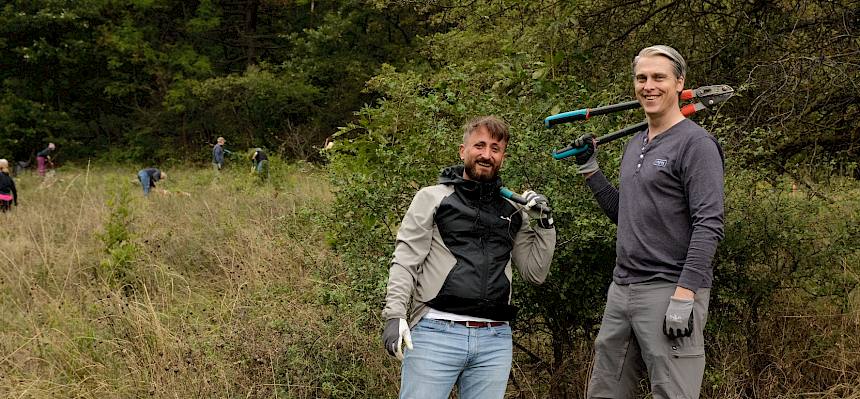 Aber auch zu schneiden gibt es viel für die Freiwilligen, denn nicht alle Gehölze können ausgehackt werden. Sie wurzeln rasch sehr tief im Boden. © FdPH/J.F. Fischer