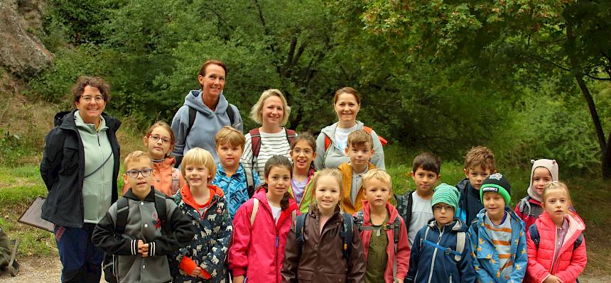 Schüler:innen der 2c der VS Sebastian-Kneipp-Gasse bei der Heidepflegewoche © FdPH/A. Mrkvicka