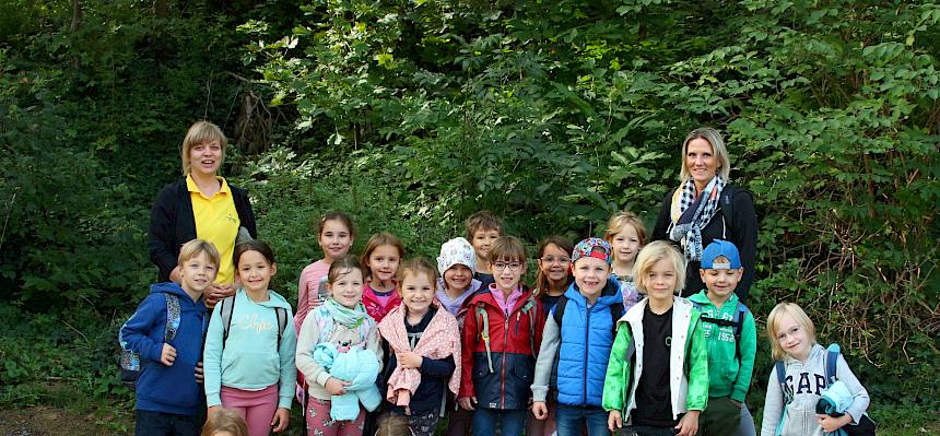 Schüler:innen der 1a der VS Sebastian-Kneipp-Gasse bei der Heidepflegewoche © FdPH/A. Mrkvicka