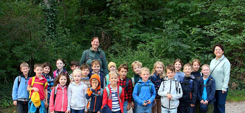 Schüler:innen der 2a der VS Rosegger-Gasse bei der Heidepflegewoche © FdPH/A. Mrkvicka
