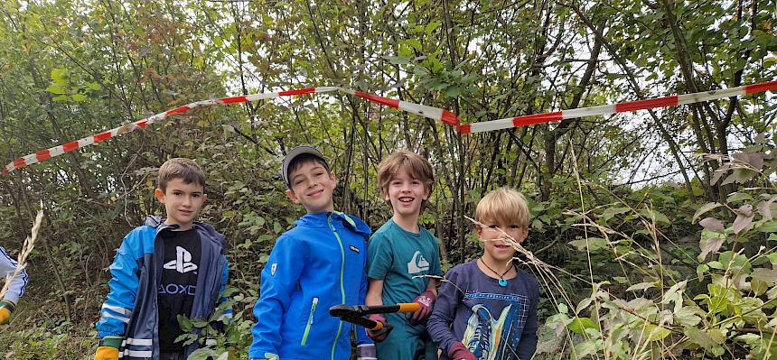 Gemeinsam wird die Hecke zurückgesetzt und der Trockenrasen freigeschnitten. © FdPH/V. Pellarin
