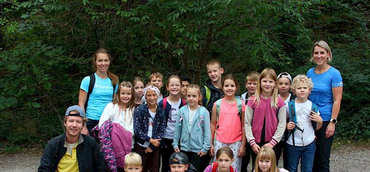 Schüler:innen der 2a der VS Sebastian-Kneipp-Gasse bei der Heidepflegewoche © FdPH/A. Mrkvicka