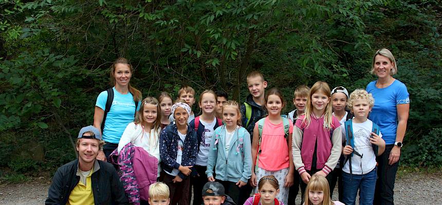Schüler:innen der 2a der VS Sebastian-Kneipp-Gasse bei der Heidepflegewoche © FdPH/A. Mrkvicka
