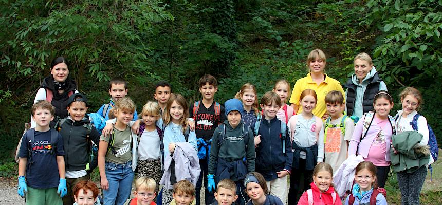 Schüler:innen der 3a der VS Sebastian-Kneipp-Gasse bei der Heidepflegewoche © FdPH/A. Mrkvicka