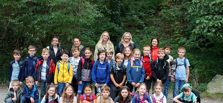 Schüler:innen der 3b der VS Sebastian-Kneipp-Gasse bei der Heidepflegewoche © FdPH/A. Mrkvicka