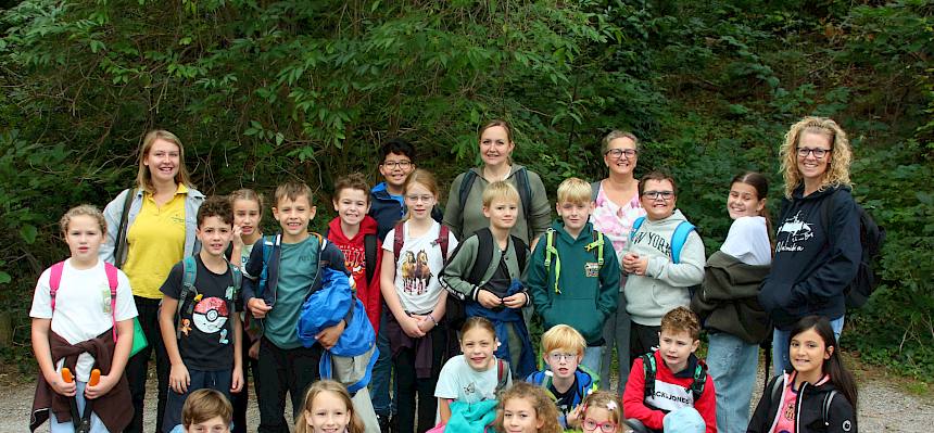 Schüler:innen der 4a der VS Sebastian-Kneipp-Gasse bei der Heidepflegewoche © FdPH/A. Mrkvicka