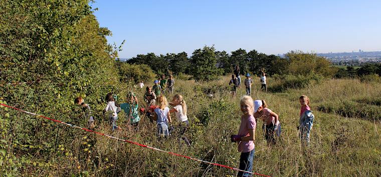 Mitten auf der Kleinen Heide - viele kleine Büsche werden gezwickt. © FdPH/L. Strobl
