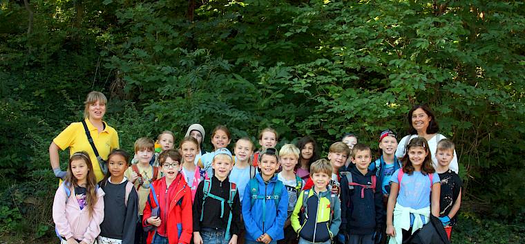Schüler:innen der 3a der VS Roseggergasse bei der Heidepflegewoche © FdPH/A. Mrkvicka