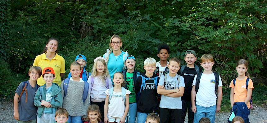 Schüler:innen der 3b der VS Roseggergasse bei der Heidepflegewoche © FdPH/A. Mrkvicka