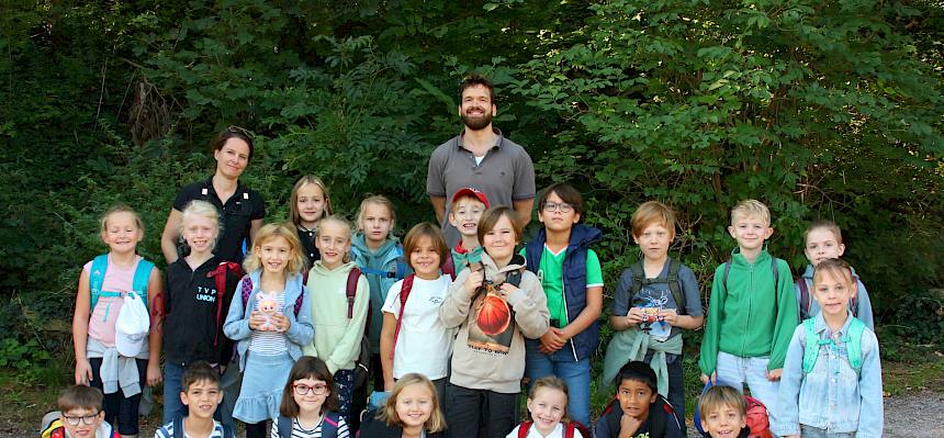 Schüler:innen der 3c der VS Roseggergasse bei der Heidepflegewoche © FdPH/A. Mrkvicka