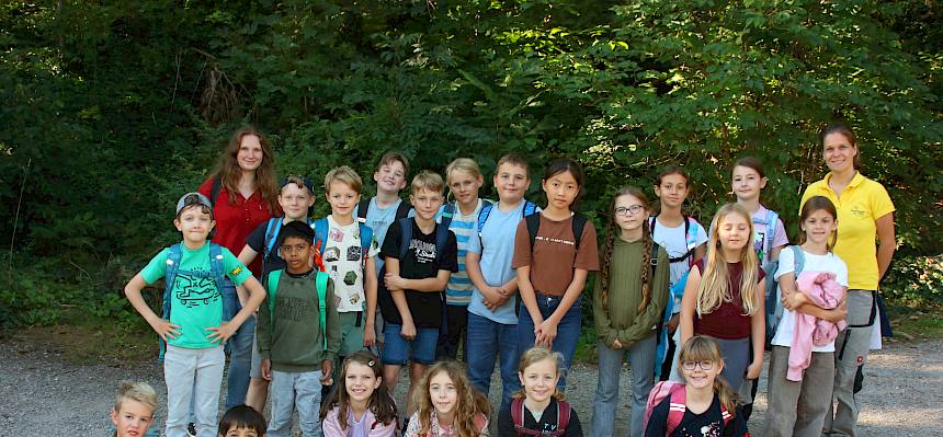 Schüler:innen der 4c der VS Roseggergasse bei der Heidepflegewoche © FdPH/A. Mrkvicka