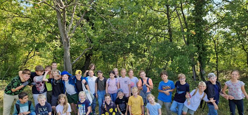Die 1e des BG/BRG Perchtoldsdorf hat sich heute bei der Trockenrasenpflege voll ausgepowert. © FdPH/B. Sabek