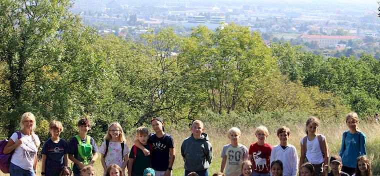 Bei traumhaften Wetter tauschte die 1b des BG/BRG Perchtoldsdorf heute die Schulbank gegen den Hochberg aus! © FdPH/F. Hohn