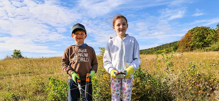 Make a new world - die Schüler:innen der Perchtoldsdorfer Schulen beteiligen sich jedes Jahr mit zahlreichen Klassen an der Pflege von Heide und Hochberg. © FdPH/N. Novak
