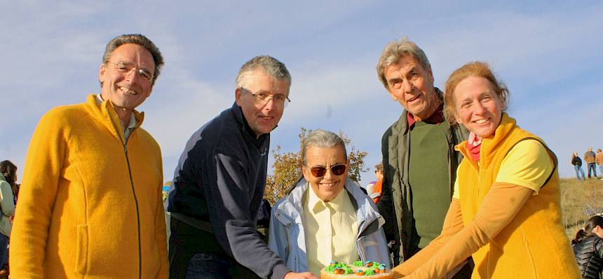 Freuen sich über 25 Jahre Heideverein: Alex Mrkvicka (Kassier Heideverein), Martin Schuster (ehem. Bürgermeister MG Perchtoldsdorf), Elfriede Hüttner (Gründerin Heideverein), Franz Nigl (ehem. gf. Gemeinderat MG Perchtoldsdorf), Irene Drozdowski (Obfrau Heideverein) mit Geburtstagstorte von Bianca Sabek. © FdPH/L. Strobl