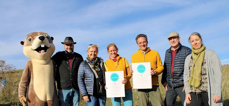 Heidevereins-Biolog:innen Irene Drozdowski (Obfrau) und Alex Mrkvicka (Kassier) erhielten die Auszeichnung "Dank und Anerkennung" vom Gemeinderat der MG Perchtoldsdorf, überreicht von Bgmin Andrea Kö, GR Josef Schmid, GR Martin Fürndraht und GRin Agnes Wühr. © FdPH/L. Strobl