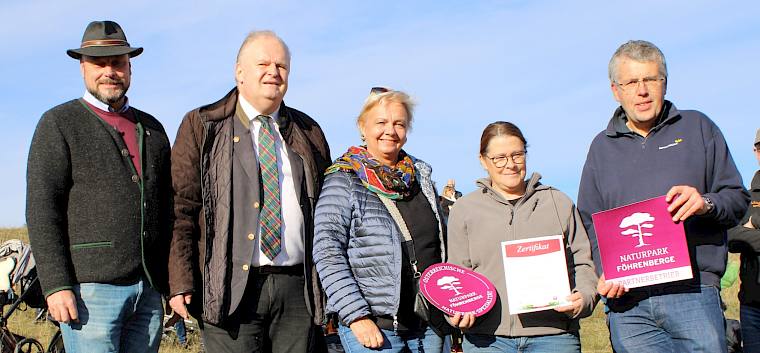 Auszeichnung zum Naturpark-Spezialitäten-Betrieb für Schäferin Christa Veits. v.l.n.r. Martin Fürndraht (WKO Mödling-Obmann), Markus Wildeis (GF Naturpark Föhrenberge), Andrea Kö (Bürgermeisterin MG Perchtoldsdorf), Schäferin Christa Veits, Martin Schuster (Obmann Naturpark Föhrenberge). © FdPH/L. Strobl