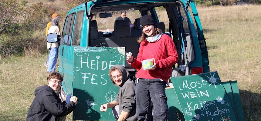 Die Praktikant:innen des Landschaftspflegevereins helfen bei den Vorbereitungen. © FdPH/F. Hohn