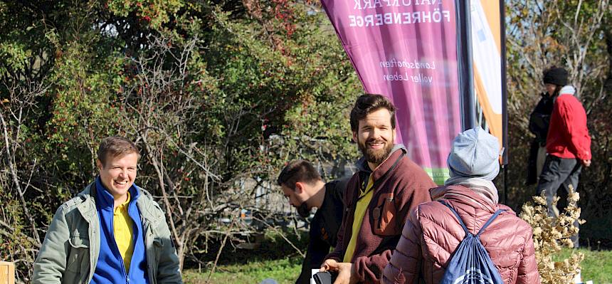 Unsere Biolog:innen geben ihr Wissen am Infostand weiter. © FdPH/F. Hohn