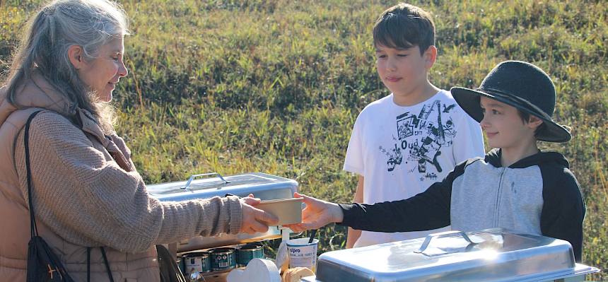 Lammgerichte und ein veganes Linsencurry gab es beim Stand von Schäferin Christa Veits. © FdPH/F. Hohn