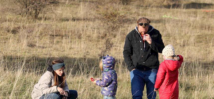 Auf Insektensuche mit der Becherlupe. © FdPH/F. Hohn