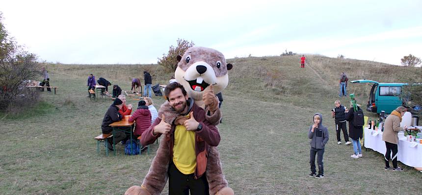 Gegen Ende des Tages taten Perzi schon die Füße weh. Unser Biologe Luca hilft! © FdPH/F. Hohn