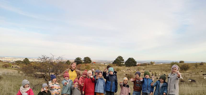 Die Heide-Kinderexkursion mit Biologin Bianca Sabek und Biologe Felix Hohn war gut besucht. © FdPH/F. Hohn