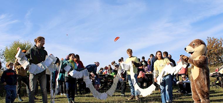 Insektenhighway: Im Rahmen des Heidefestes wurden zahlreiche positive Rückmeldungen über die Kärtchen "Insektenhighway finde ich gut!" aus der Bevölkerung zum Insektenhighway präsentiert. © FdPH/L. Strobl