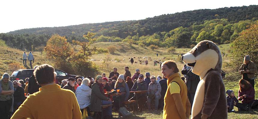 Alexander Mrkvicka und Irene Drozdowski vom Heideverein begrüßen die zahlreichen Besucher:innen. © FdPH/L. Strobl
