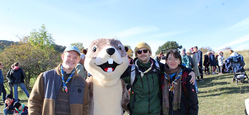 Perzi mit Pfadfinder:innen. Seit Jahren ist die Perchtoldsdorfer Pfadfindergruppe eine wichtige Hilfe bei der Erhaltung der Natur in Perchtoldsdorf. © FdPH/L. Strobl