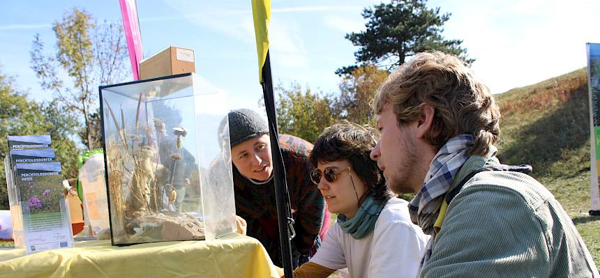 Die Biolog:innen des Heidevereins gaben ihr Wissen über das Naturjuwel Perchtoldsdorfer Heide gerne weiter. © FdPH/L. Strobl