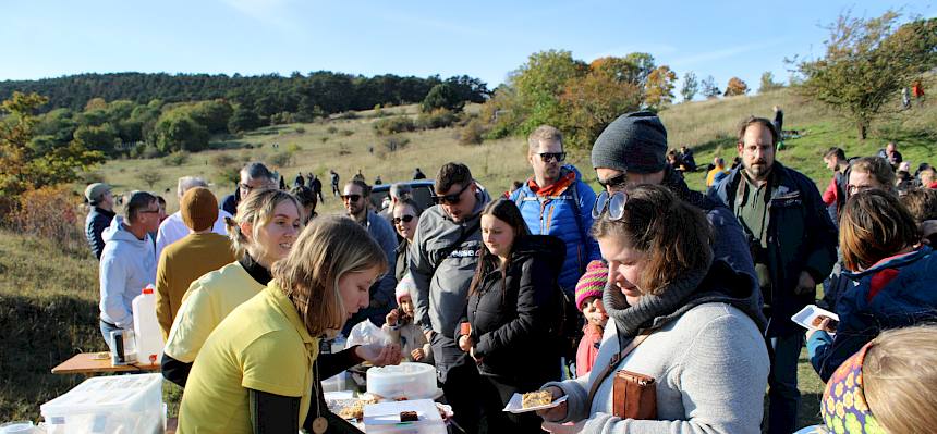 Großer Andrang am großartigen Kuchenbuffet! Vielen Dank an alle Bäcker:innen! © FdPH/L. Strobl