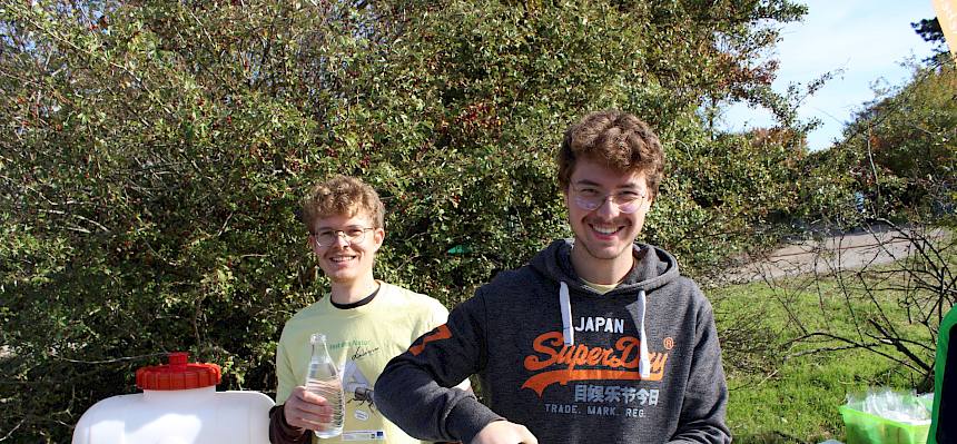 Der Ausschank macht Spaß und bringt wichtige Spenden für die Heidearbeit. © FdPH/L. Strobl