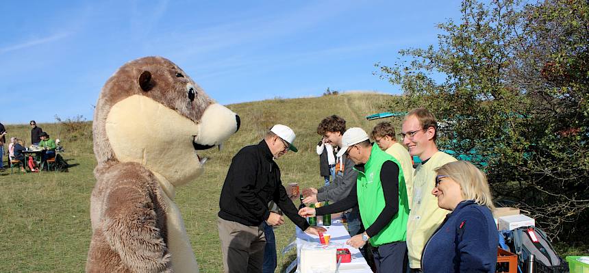 Auch Perzi ist durstig - was es hier wohl alles gibt?! © FdPH/L. Strobl