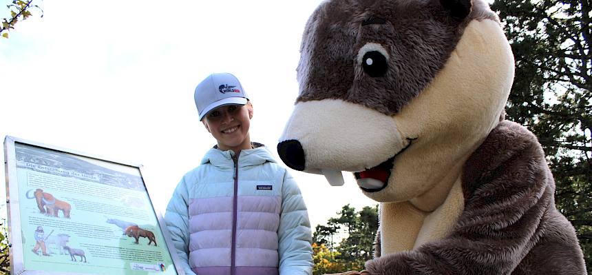 Perzi half entlang des Heidelehrpfads beim Lösen des Kinderquiz. © FdPH/L. Strobl