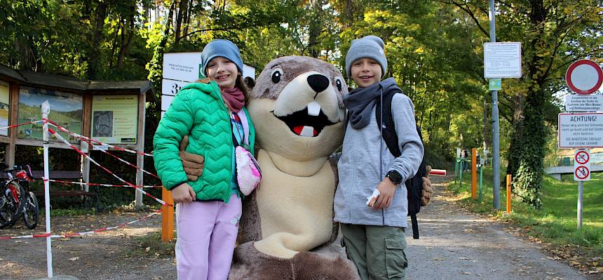 Schon am Parkplatz nahm Perzi die Besucher:innen in Empfang. © FdPH/L. Strobl