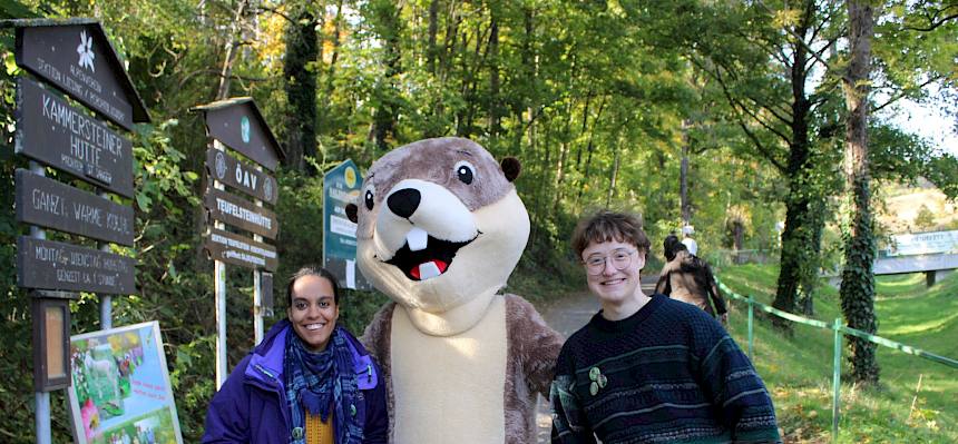 Natascha und Merlin (Praktikant:innen des Landschaftspflegevereins) begrüßen die Gäste gemeinsam mit Perzi am Parkplatz.© FdPH/L. Strobl