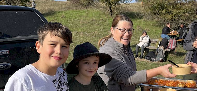 Schäferin Christa Veits und ihre jungen Helfer versorgten die Besucher:innen mit Köstlichkeiten wie einem afrikanischen Lammeintopf, veganem Linsencurry und gebratenem Lamm. © FdPH/A. Mrkvicka