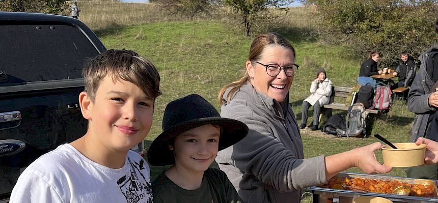 Schäferin Christa Veits und ihre jungen Helfer versorgten die Besucher:innen mit Köstlichkeiten wie einem afrikanischen Lammeintopf, veganem Linsencurry und gebratenem Lamm. © FdPH/A. Mrkvicka