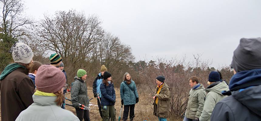 Zu Beginn gaben unsere Biolog:innen eine spannende Einführung in den besonderen Lebensraum der Trocken- und Halbtrockenrasen. © LPV/L. Strobl