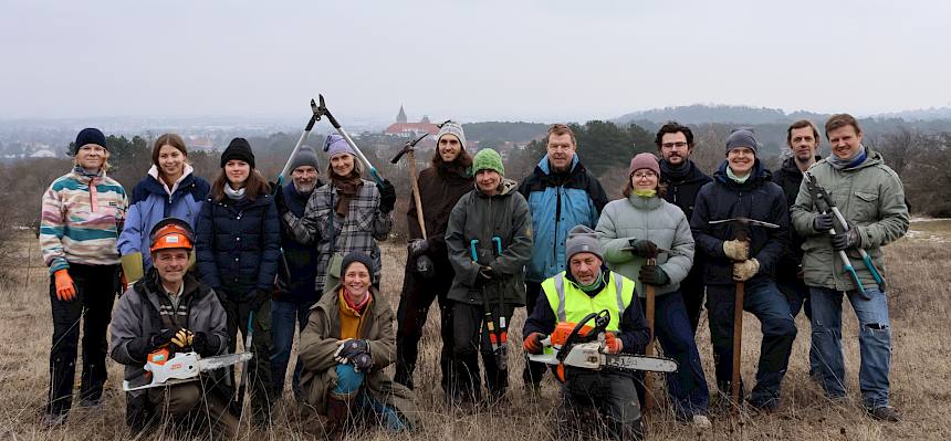 Zahlreiche Freiwillige setzten sich heute für die wertvolle Perchtoldsdorfer Heide und ihre biologische Vielfalt ein. © LPV/L. Strobl