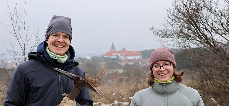 Ausgerüstet mit Astscheren und Krampen im Einsatz auf der Perchtoldsdorfer Heide. © LPV/L. Strobl